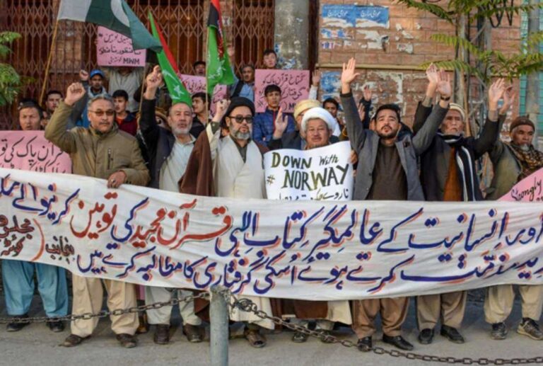 Religious activists desecrate Nordic cross during Faisalabad protest