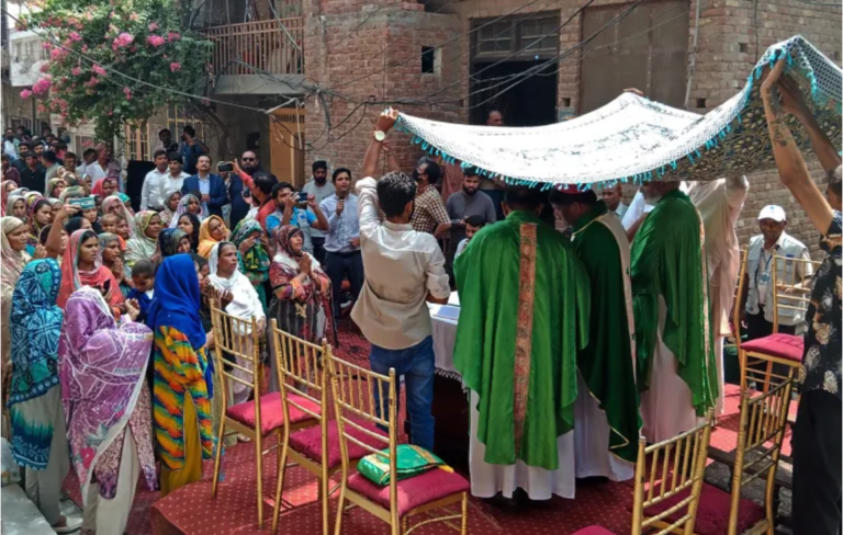 Jaranwala Christians hold Sunday services at desecrated churches